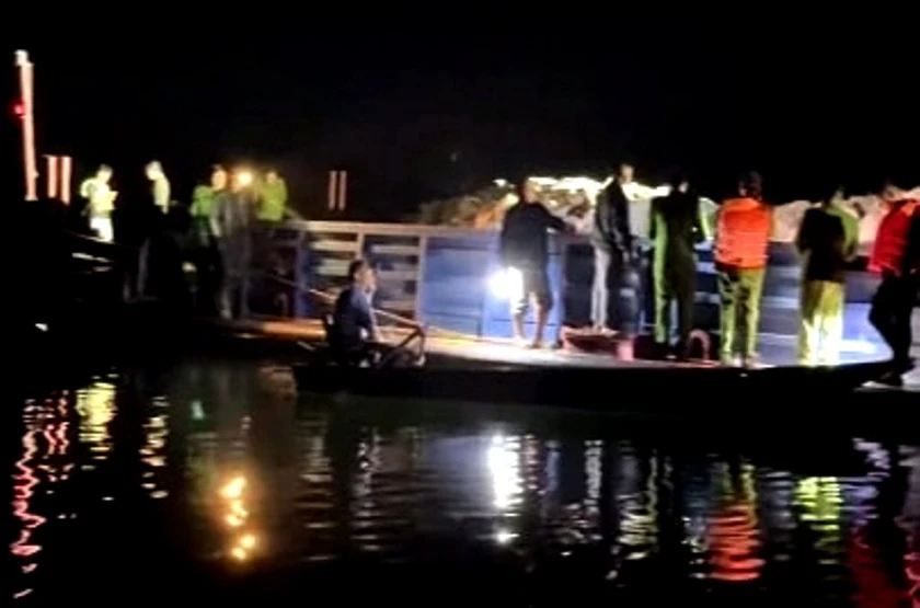 L&agrave;o Cai: Ch&igrave;m t&agrave;u chở kh&aacute;ch tr&ecirc;n hồ Th&aacute;c B&agrave;, l&agrave;m 6 người mất t&iacute;ch - Ảnh 1.