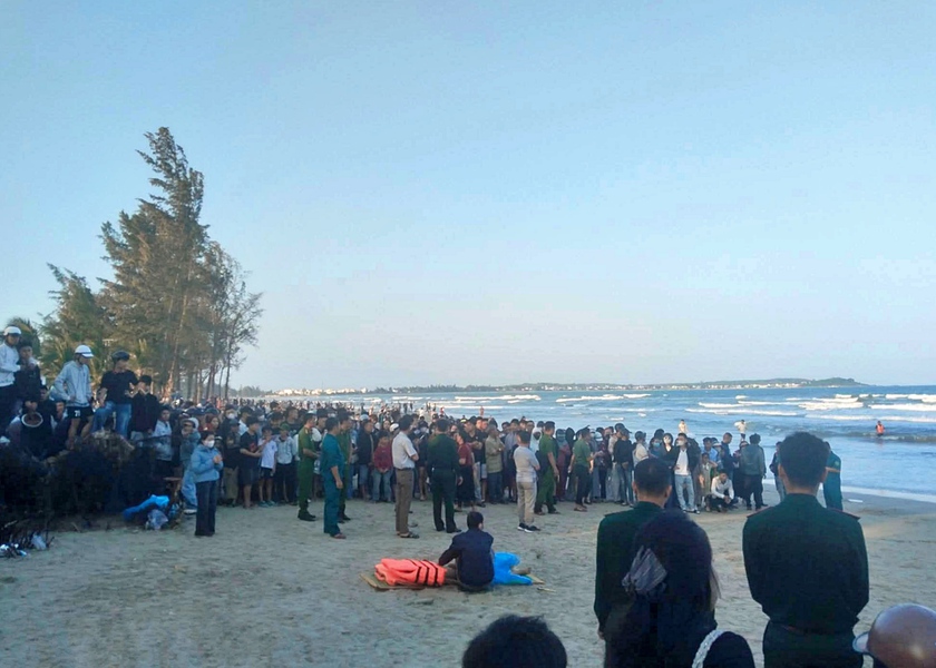 3 người một gia đ&igrave;nh bị đuối nước khi tắm biển - Ảnh 1.