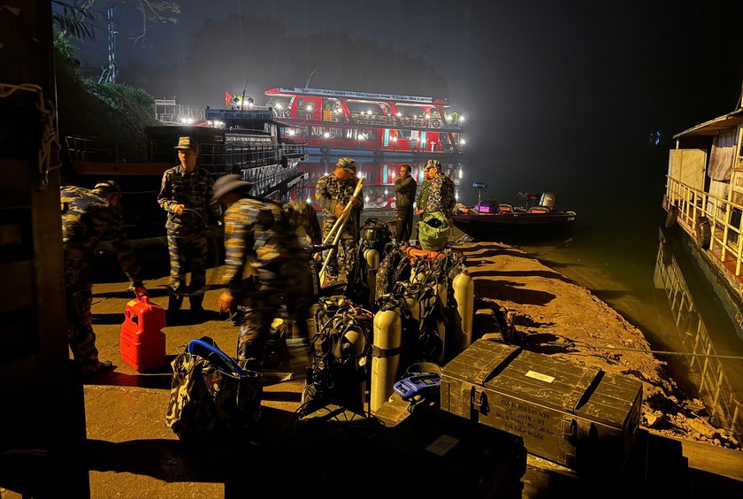 Vụ ch&igrave;m t&agrave;u tr&ecirc;n hồ Th&aacute;c B&agrave;: Đặc c&ocirc;ng Lữ đo&agrave;n Hải qu&acirc;n 126 t&igrave;m thấy một nạn nh&acirc;n - Ảnh 2.