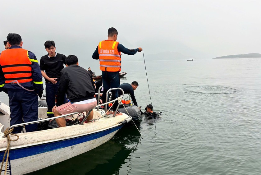 L&agrave;o Cai huy động tối đa nh&acirc;n lực v&agrave; phương tiện t&igrave;m kiếm nạn nh&acirc;n ch&igrave;m t&agrave;u tr&ecirc;n hồ Th&aacute;c B&agrave; - Ảnh 4.