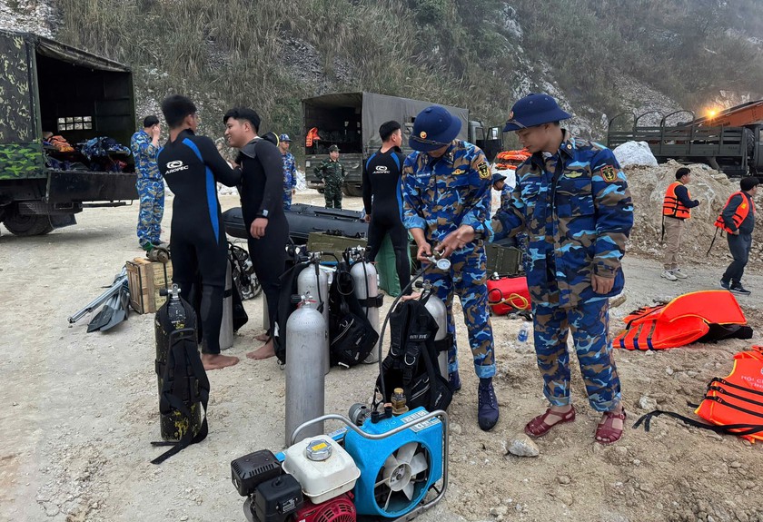 Vụ ch&igrave;m t&agrave;u tr&ecirc;n hồ Th&aacute;c B&agrave;: Đặc c&ocirc;ng Lữ đo&agrave;n Hải qu&acirc;n 126 t&igrave;m thấy một nạn nh&acirc;n - Ảnh 3.