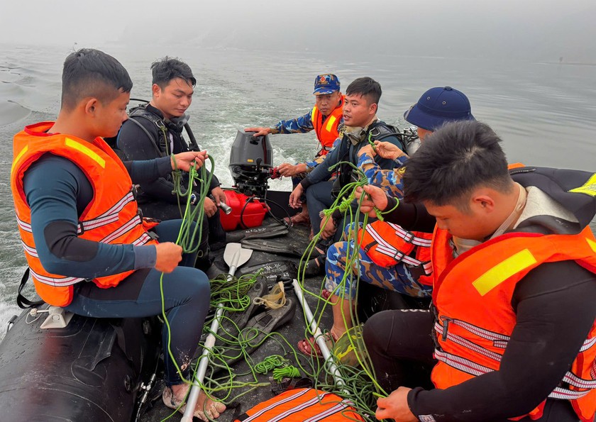 Vụ ch&igrave;m t&agrave;u tr&ecirc;n hồ Th&aacute;c B&agrave;: Đặc c&ocirc;ng Lữ đo&agrave;n Hải qu&acirc;n 126 t&igrave;m thấy một nạn nh&acirc;n - Ảnh 4.