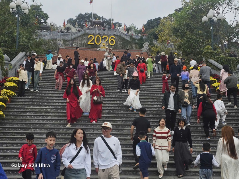 Trên 1,1 triệu lượt du khách đến Quảng Ninh trong 8 ngày nghỉ Tết - Ảnh 2.