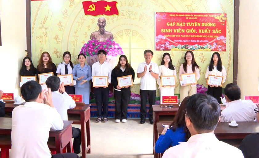 Gia Lai: Hội khuyến học các cấp trao gần 300 triệu đồng cho sinh viên dịp Tết Bính Ngọ 2026 - Ảnh 5.
