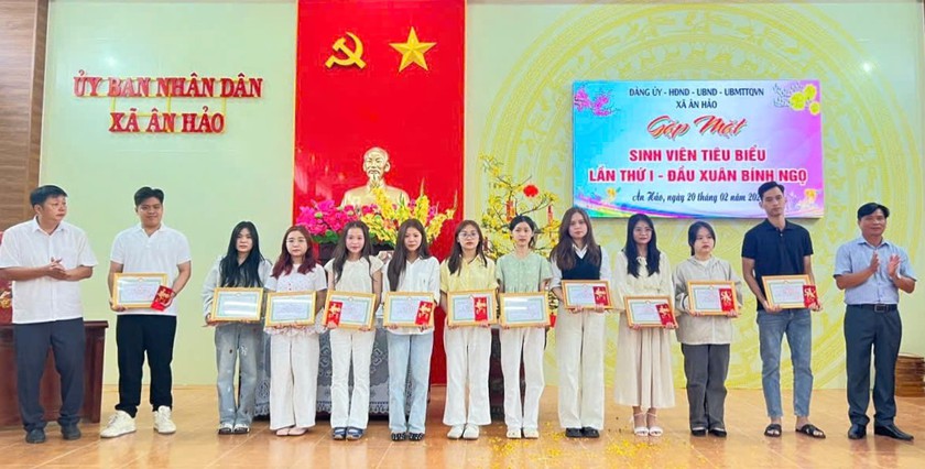 Gia Lai: Hội khuyến học các cấp trao gần 300 triệu đồng cho sinh viên dịp Tết Bính Ngọ 2026 - Ảnh 4.