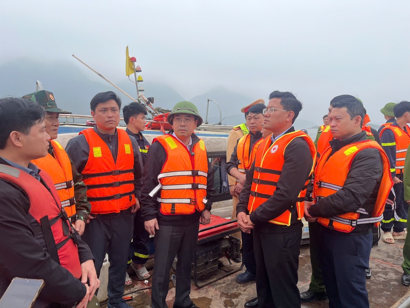 L&agrave;o Cai huy động tối đa nh&acirc;n lực v&agrave; phương tiện t&igrave;m kiếm nạn nh&acirc;n ch&igrave;m t&agrave;u tr&ecirc;n hồ Th&aacute;c B&agrave; - Ảnh 1.