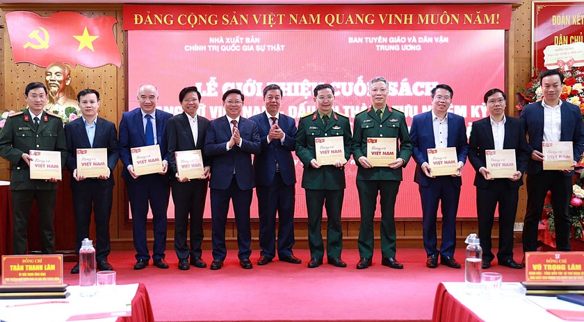 S&aacute;ch "Rạng rỡ Việt Nam" - Dấu ấn th&agrave;nh tựu nhiệm kỳ Đại hội đại biểu to&agrave;n quốc lần thứ XIV của Đảng - Ảnh 2.
