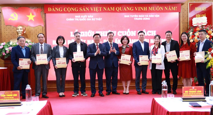 S&aacute;ch "Rạng rỡ Việt Nam" - Dấu ấn th&agrave;nh tựu nhiệm kỳ Đại hội đại biểu to&agrave;n quốc lần thứ XIV của Đảng - Ảnh 3.