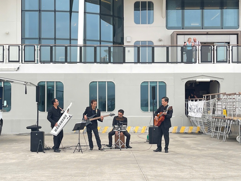 Quảng Ninh chào đón du khách quốc tế bằng màn trình diễn âm nhạc tưng bừng, rộn ràng - Ảnh 2.