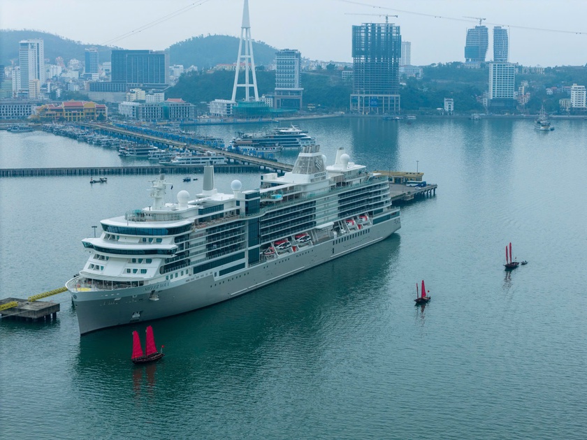 Du khách tàu biển đến vịnh Hạ Long được chào đón bằng âm nhạc - Ảnh 2.