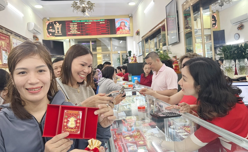 Người d&acirc;n chen ch&uacute;c mua v&agrave;ng ng&agrave;y v&iacute;a Thần T&agrave;i Xu&acirc;n B&iacute;nh Ngọ - Ảnh 9.