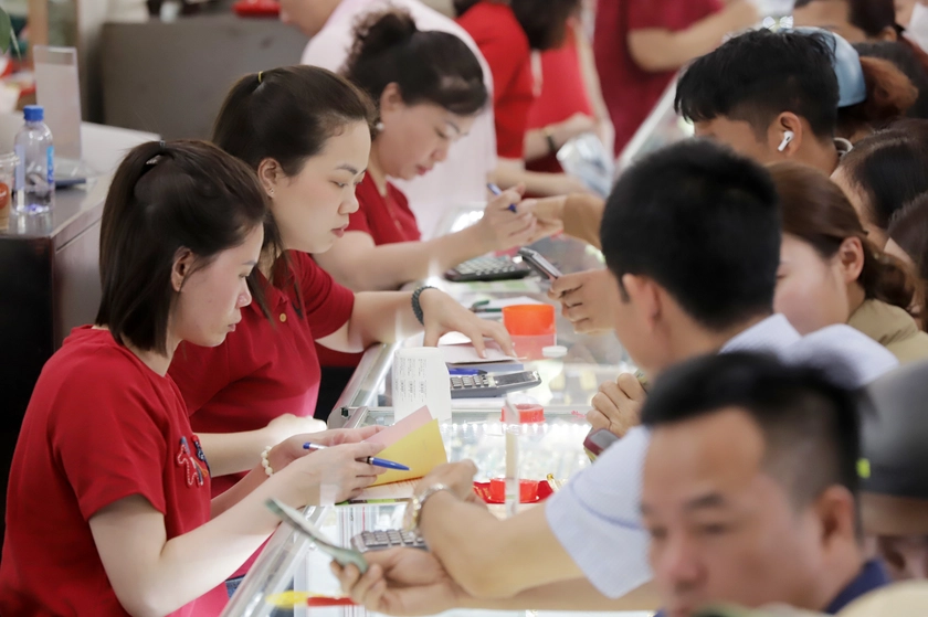 Người d&acirc;n chen ch&uacute;c mua v&agrave;ng ng&agrave;y v&iacute;a Thần T&agrave;i Xu&acirc;n B&iacute;nh Ngọ - Ảnh 6.