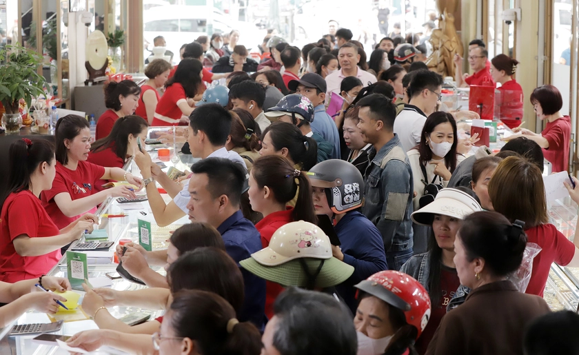 Người d&acirc;n chen ch&uacute;c mua v&agrave;ng ng&agrave;y v&iacute;a Thần T&agrave;i Xu&acirc;n B&iacute;nh Ngọ - Ảnh 13.
