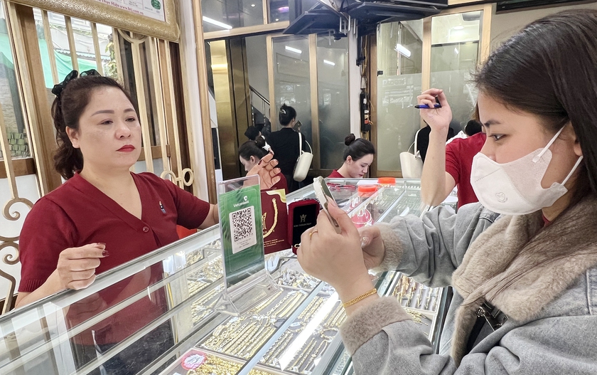 Người d&acirc;n chen ch&uacute;c mua v&agrave;ng ng&agrave;y v&iacute;a Thần T&agrave;i Xu&acirc;n B&iacute;nh Ngọ - Ảnh 11.