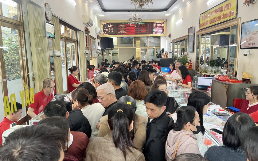 Người d&acirc;n chen ch&uacute;c mua v&agrave;ng ng&agrave;y v&iacute;a Thần T&agrave;i Xu&acirc;n B&iacute;nh Ngọ - Ảnh 10.