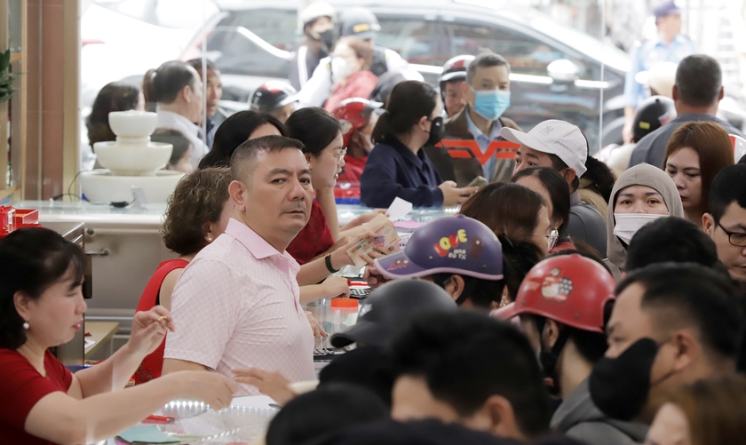 Người d&acirc;n chen ch&uacute;c mua v&agrave;ng ng&agrave;y v&iacute;a Thần T&agrave;i Xu&acirc;n B&iacute;nh Ngọ - Ảnh 7.