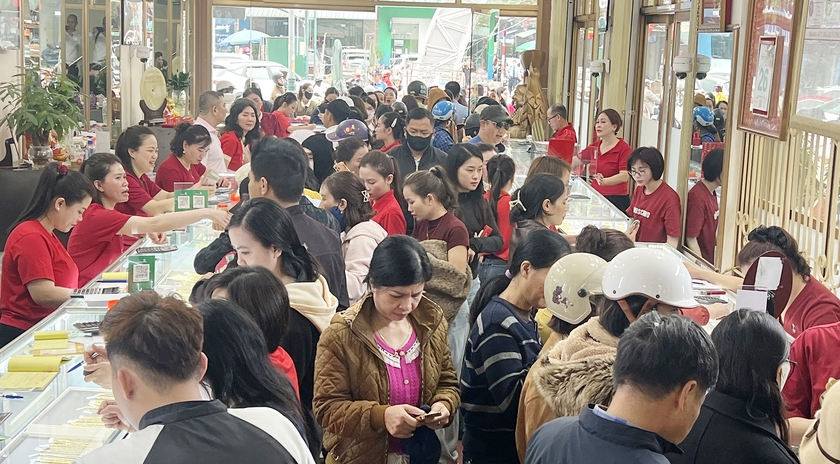 Người d&acirc;n chen ch&uacute;c mua v&agrave;ng ng&agrave;y v&iacute;a Thần T&agrave;i Xu&acirc;n B&iacute;nh Ngọ - Ảnh 1.