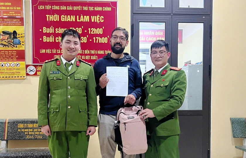 Công an Lào Cai giúp du khách Pháp tìm được tài sản cá nhân qua tín hiệu định vị GPS - Ảnh 2.