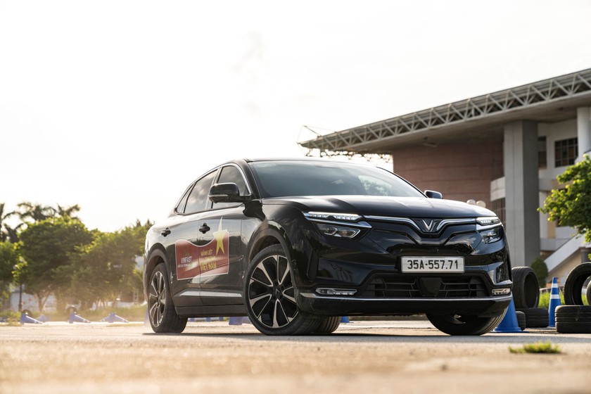 Cơ hội cuối thử vận may tr&uacute;ng xe m&aacute;y điện khi mua VinFast VF 8- Ảnh 1.