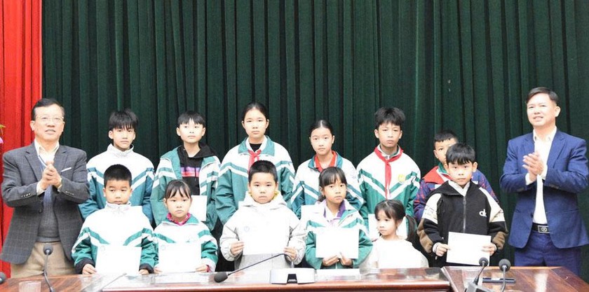 Hội Khuyến học tỉnh Bắc Ninh trao 100 suất học bổng Đinh Thiện L&yacute;, tiếp sức thế hệ trẻ đến trường - Ảnh 3.