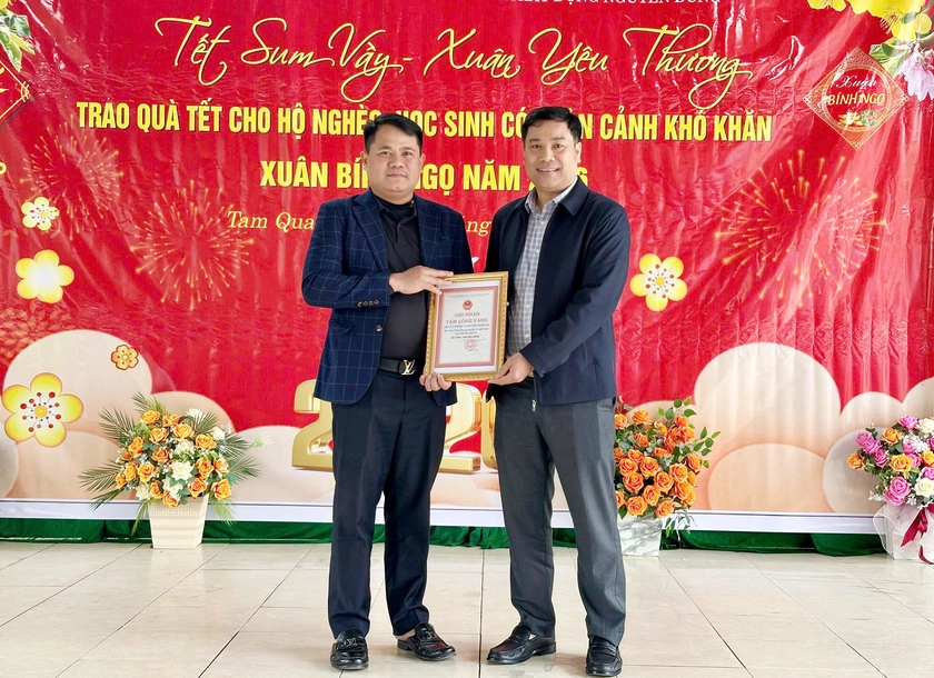 Hội Khuyến học Nghệ An cùng doanh nghiệp trao quà 'Tết sum vầy - Xuân yêu thương' - Ảnh 3.