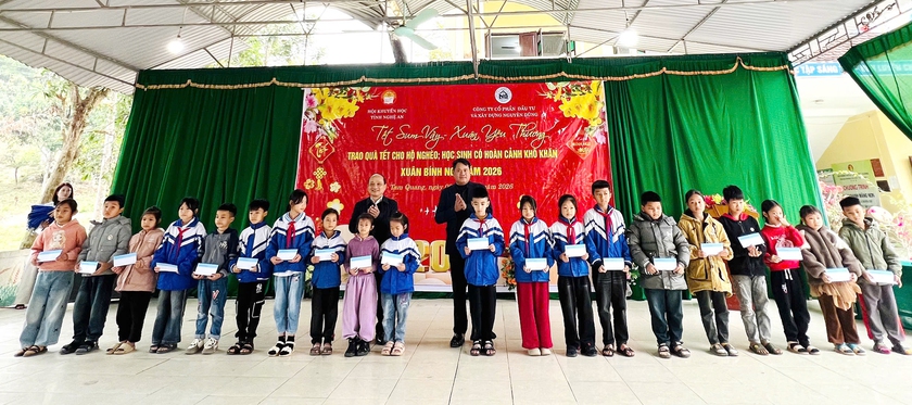 Hội Khuyến học Nghệ An cùng doanh nghiệp trao quà 'Tết sum vầy - Xuân yêu thương' - Ảnh 1.