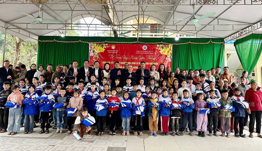 Hội Khuyến học Nghệ An cùng doanh nghiệp trao quà 'Tết sum vầy - Xuân yêu thương' - Ảnh 2.