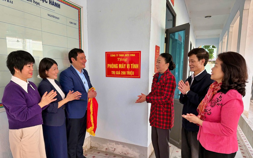 Hội Khuyến học Ph&uacute; Thọ c&ugrave;ng nh&agrave; t&agrave;i trợ tặng 5 ph&ograve;ng m&aacute;y t&iacute;nh, trao 120 suất học bổng cho học sinh - Ảnh 1.