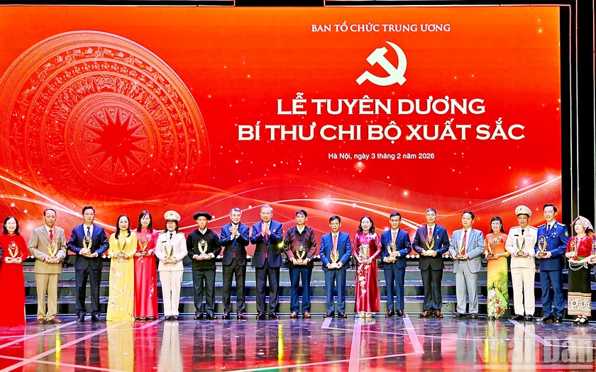 Tuy&ecirc;n dương B&iacute; thư chi bộ xuất sắc v&agrave; trao giải B&uacute;a liềm V&agrave;ng lần thứ X - Ảnh 2.