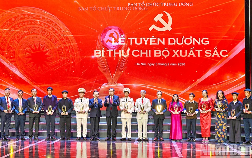 Tuy&ecirc;n dương B&iacute; thư chi bộ xuất sắc v&agrave; trao giải B&uacute;a liềm V&agrave;ng lần thứ X - Ảnh 3.