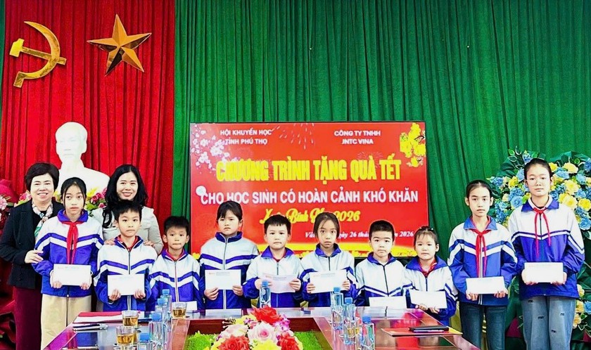 Hội Khuyến học Ph&uacute; Thọ c&ugrave;ng nh&agrave; t&agrave;i trợ tặng 5 ph&ograve;ng m&aacute;y t&iacute;nh, trao 120 suất học bổng cho học sinh - Ảnh 7.