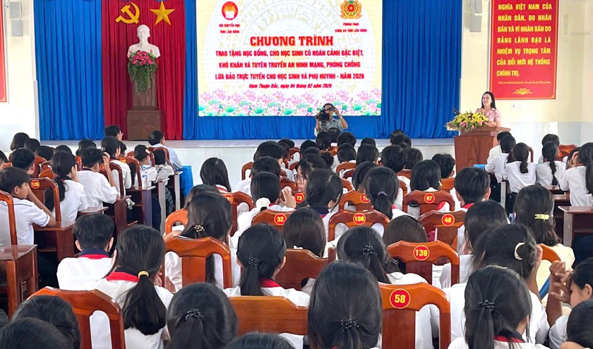 Hội Khuyến học tỉnh L&acirc;m Đồng phối hợp trao tặng 250 suất học bổng tại 21 x&atilde;, phương - Ảnh 3.