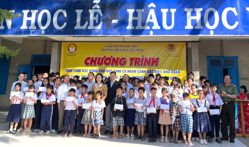 Hội Khuyến học tỉnh L&acirc;m Đồng phối hợp trao tặng 250 suất học bổng tại 21 x&atilde;, phương - Ảnh 2.