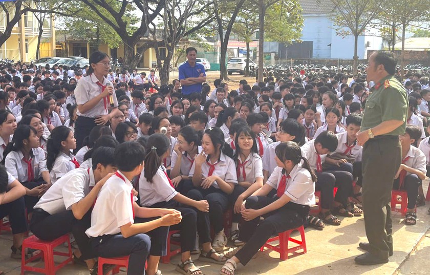 Hội Khuyến học tỉnh L&acirc;m Đồng phối hợp trao tặng 250 suất học bổng tại 21 x&atilde;, phương - Ảnh 5.