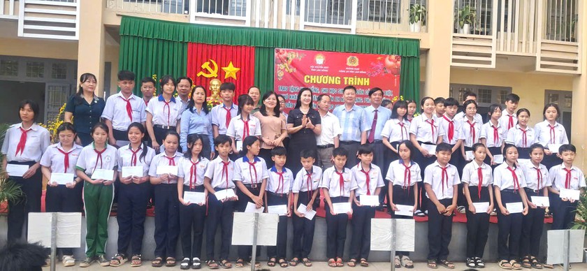 Hội Khuyến học tỉnh L&acirc;m Đồng phối hợp trao tặng 250 suất học bổng tại 21 x&atilde;, phương - Ảnh 1.