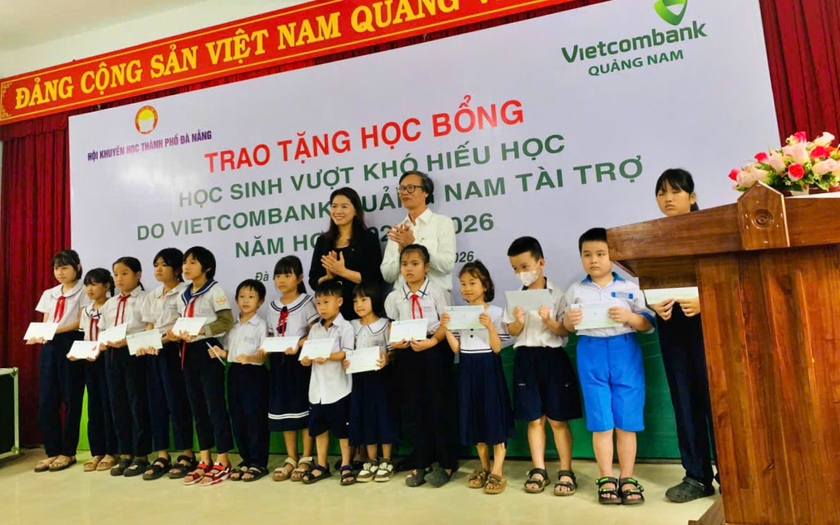 Hội Khuyến học Đ&agrave; Nẵng phối hợp với Ng&acirc;n h&agrave;ng Vietcombank - Chi nh&aacute;nh Quảng Nam trao học bổng cho học sinh vượt kh&oacute; - Ảnh 1.