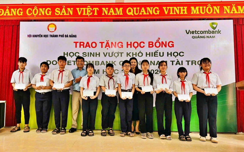 Hội Khuyến học Đ&agrave; Nẵng phối hợp với Ng&acirc;n h&agrave;ng Vietcombank - Chi nh&aacute;nh Quảng Nam trao học bổng cho học sinh vượt kh&oacute; - Ảnh 2.