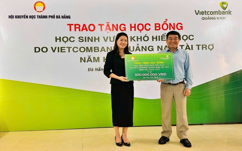 Hội Khuyến học Đ&agrave; Nẵng phối hợp với Ng&acirc;n h&agrave;ng Vietcombank - Chi nh&aacute;nh Quảng Nam trao học bổng cho học sinh vượt kh&oacute; - Ảnh 7.