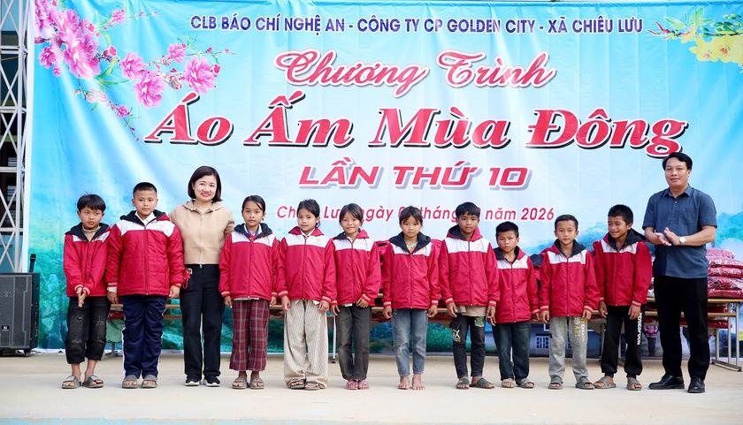 Trao 450 &aacute;o ấm cho học sinh ở miền T&acirc;y Nghệ An - Ảnh 5.