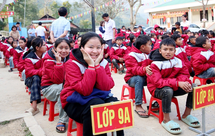 Trao 450 &aacute;o ấm cho học sinh ở miền T&acirc;y Nghệ An - Ảnh 6.