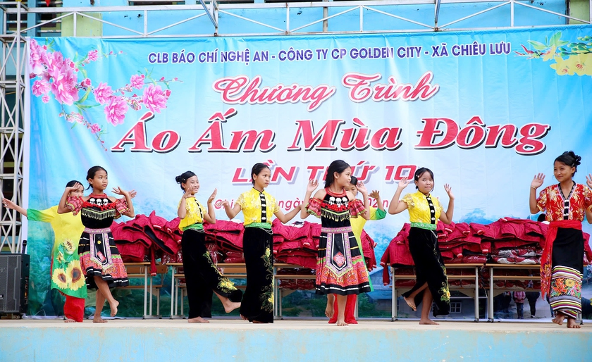 Trao 450 &aacute;o ấm cho học sinh ở miền T&acirc;y Nghệ An - Ảnh 1.