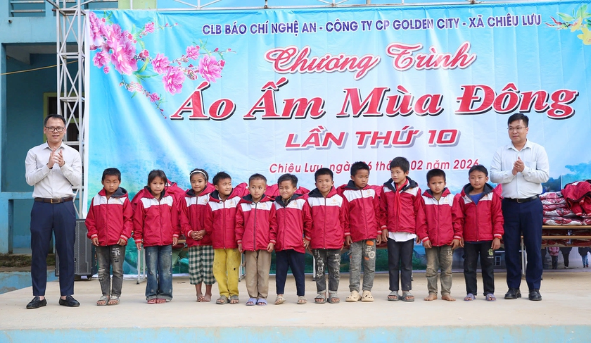 Trao 450 &aacute;o ấm cho học sinh ở miền T&acirc;y Nghệ An - Ảnh 4.