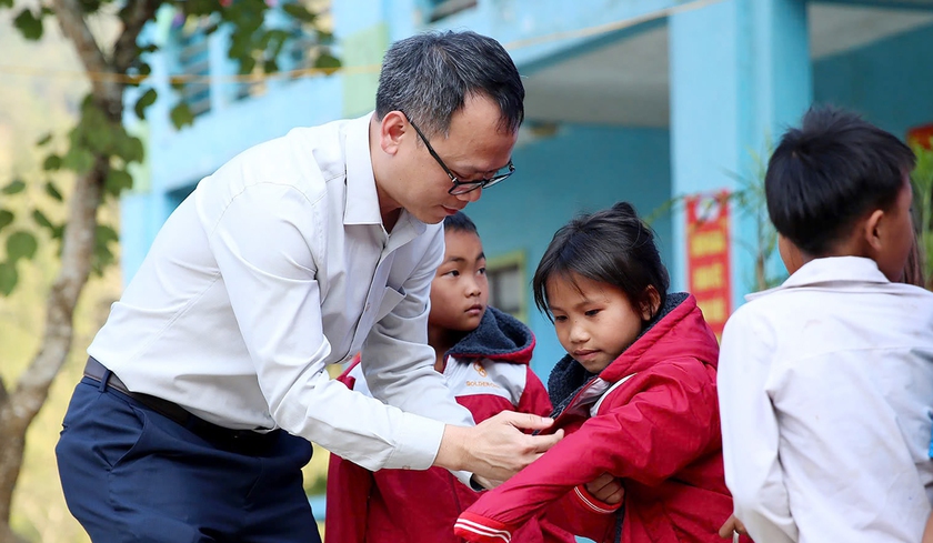 Trao 450 &aacute;o ấm cho học sinh ở miền T&acirc;y Nghệ An - Ảnh 3.