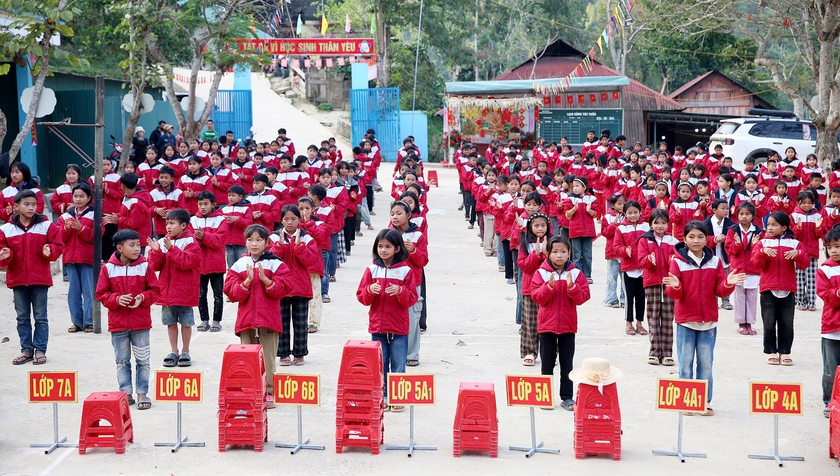 Trao 450 &aacute;o ấm cho học sinh ở miền T&acirc;y Nghệ An - Ảnh 2.