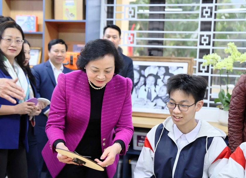 Ph&oacute; Thủ tướng Phạm Thị Thanh Tr&agrave; tặng qu&agrave; Tết  học sinh Trường trung học phổ th&ocirc;ng Cam Đường, tỉnh L&agrave;o Cai - Ảnh 4.