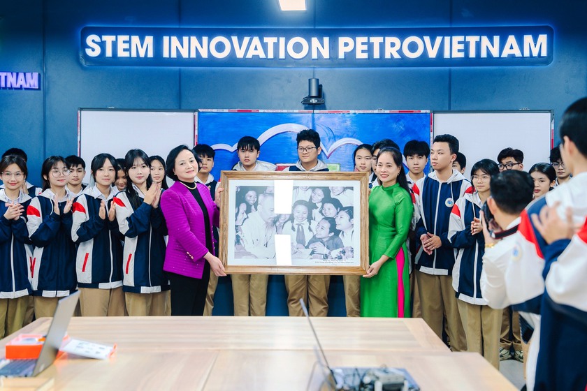 Ph&oacute; Thủ tướng Phạm Thị Thanh Tr&agrave; tặng qu&agrave; Tết  học sinh Trường trung học phổ th&ocirc;ng Cam Đường, tỉnh L&agrave;o Cai - Ảnh 6.