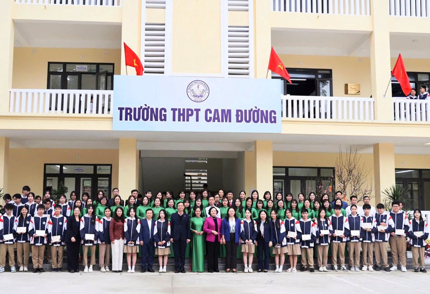 Ph&oacute; Thủ tướng Phạm Thị Thanh Tr&agrave; tặng qu&agrave; Tết  học sinh Trường trung học phổ th&ocirc;ng Cam Đường, tỉnh L&agrave;o Cai - Ảnh 8.