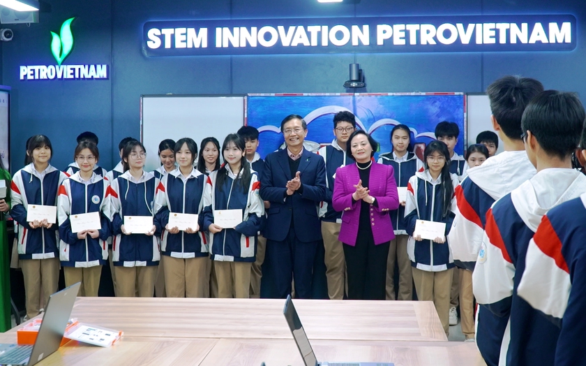 Ph&oacute; Thủ tướng Phạm Thị Thanh Tr&agrave; tặng qu&agrave; Tết  học sinh Trường trung học phổ th&ocirc;ng Cam Đường, tỉnh L&agrave;o Cai - Ảnh 1.