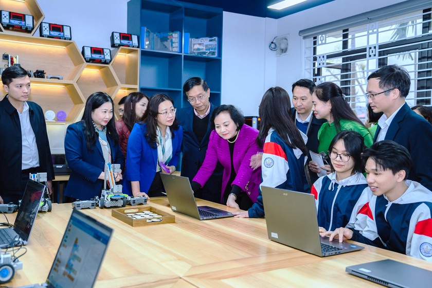 Ph&oacute; Thủ tướng Phạm Thị Thanh Tr&agrave; tặng qu&agrave; Tết  học sinh Trường trung học phổ th&ocirc;ng Cam Đường, tỉnh L&agrave;o Cai - Ảnh 3.