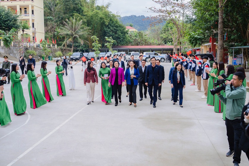 Ph&oacute; Thủ tướng Phạm Thị Thanh Tr&agrave; tặng qu&agrave; Tết  học sinh Trường trung học phổ th&ocirc;ng Cam Đường, tỉnh L&agrave;o Cai - Ảnh 2.